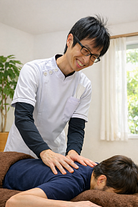うめまつ整骨院の院長の施術