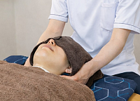 うめまつ整骨院院長首の施術